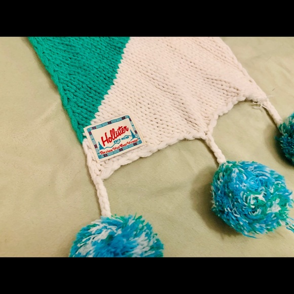 Hollister Super warm and comfy scarf! - Picture 5 of 5